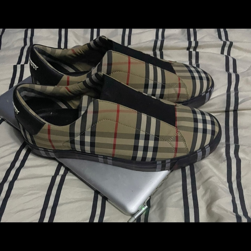 Burberry sneaks size 12